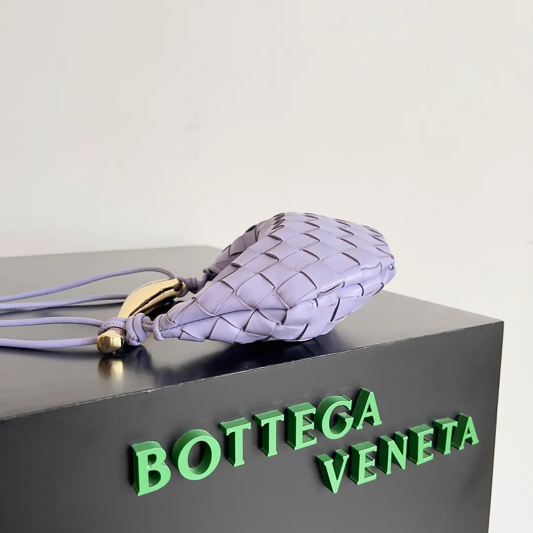 Batch of 1260 BV Mini Sardine is coming‼ ️Super high-end, stainless steel hardware + 24k real gold plating process, fish scales (concave and convex positions) are the finishing touch, the sardine bag that can be carried cross-body is completely beautiful to the heart. The metal element handle and the weaving are perfectly combined to completely integrate the artistic sense and elegance and fashion. It is really like a work of art🏺The large size is elegant, the small size is exquisite and cute, a must-have item for fashionistas, and the details are perfectly reproduced. Style number: 744267 Size 20*12*2.5